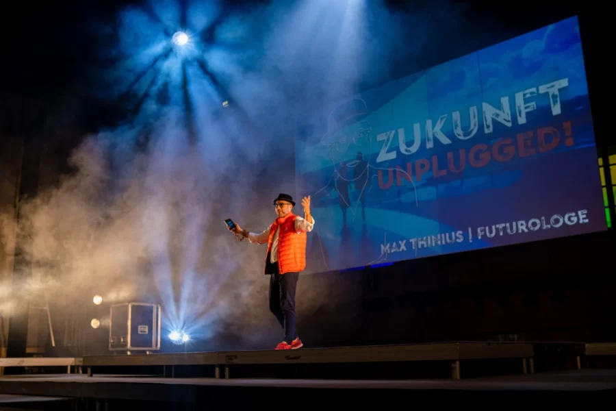 Zukunft unplugged - Vortragsveranstaltung mit Max Thinius in der Jahrhunderthalle Bochum